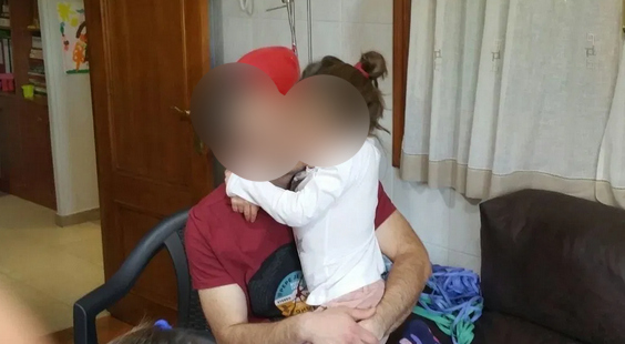 La niña tiene ansiedad y se muerde las uñas, pero no cuando está con el padre.